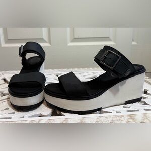 Timberland Women's Black Platform Sandals Size 9.